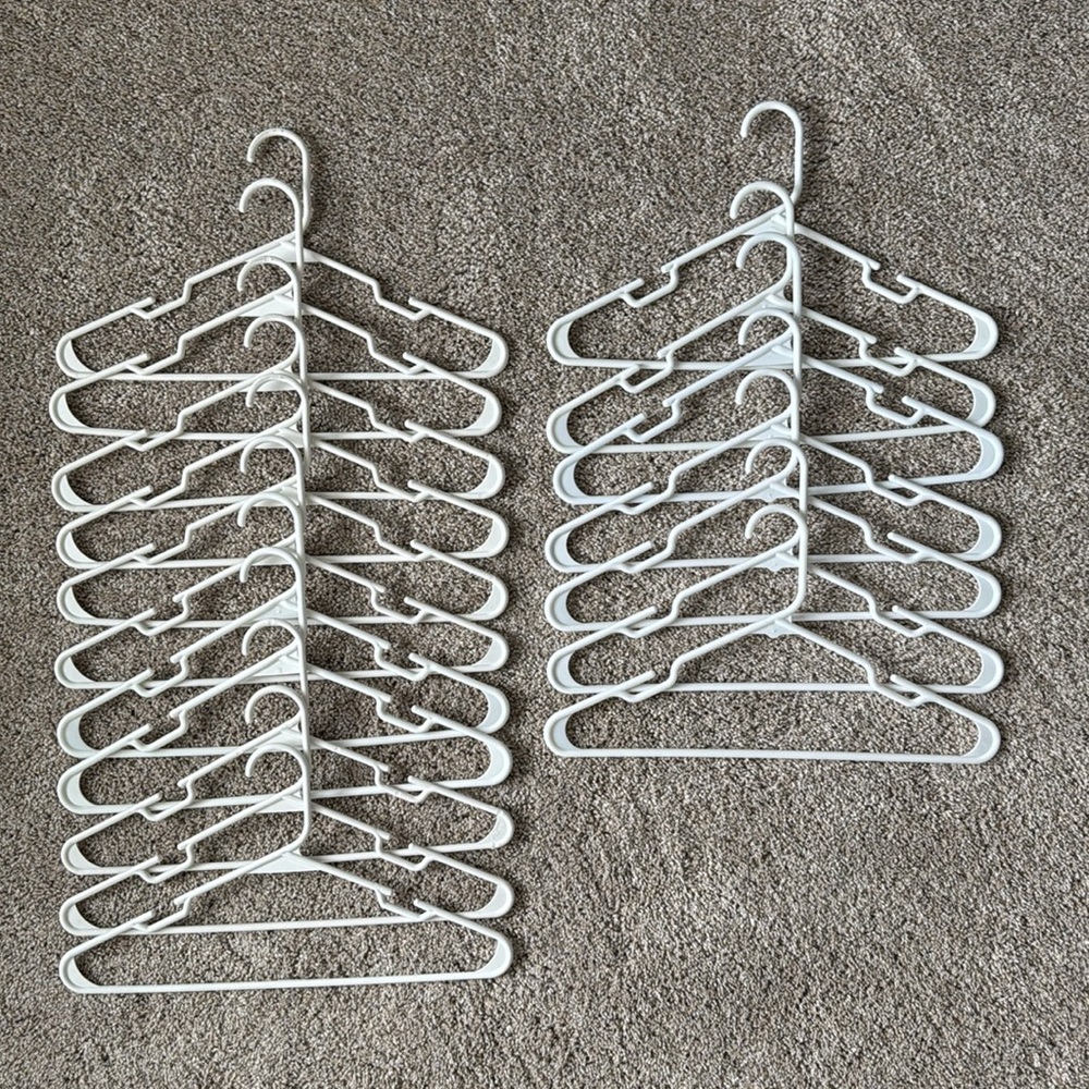 Mainstays Plastic Clothing Hangers (22) - Picture 4 of 10